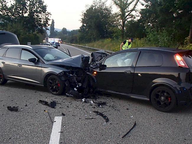 Beide Autos sind nach der Frontalkollision auf der Suhrentalstrasse in Oberentfelden AG schrottreif. Die Lenker erlitten Verletzungen.