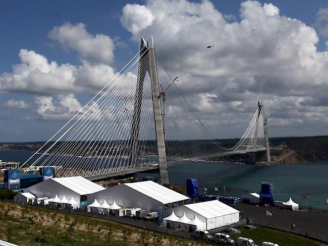 Die neue Hängebrücke ist 1,4 Kilometer lang und überspannt die Bosporus-Meerenge an der Einmündung in das Schwarze Meer. Gestaltet hat sie eine Genfer Firma.