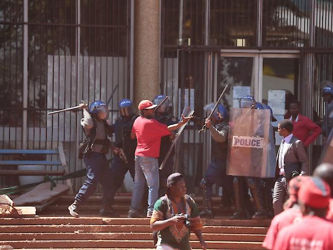 Bei einer genehmigten Demonstration in der Hauptstadt Harare gerieten am Freitag Regierungsgegner und Polizisten aneinander. Im Anschluss sprach Präsident Mugabe von Umsturzversuchen im Stile des Arabischen Frühlings.
