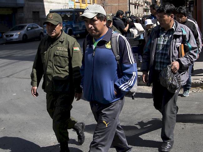 Bergarbeiter werden in La Paz zur Befragung abgeführt. Die in Genossenschaften zusammengeschlossenen Arbeiter protestieren seit Anfang August gegen ein neues Gesetz, nach dem sich ihre Mitglieder Gewerkschaften anschliessen dürfen.