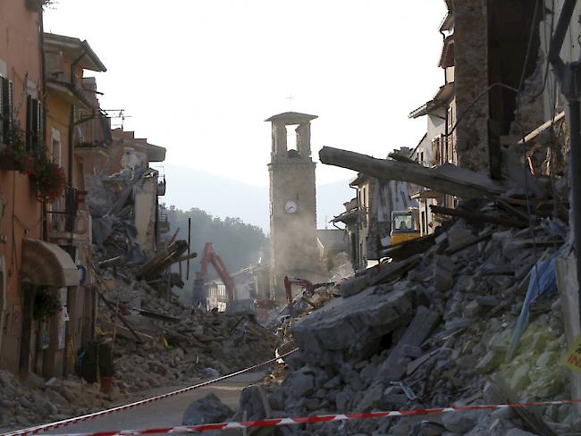 Blick auf das vom Erdbeben fast vollständig zerstörte Dorf Amatrice