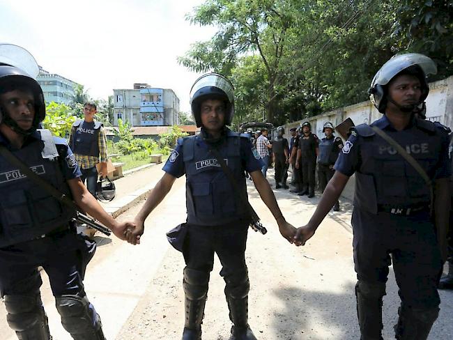 Polizisten in einem Vorort der Hauptstadt Dhaka, wo bei einem Polizeieinsatz unter anderem der mutmassliche Drahtzieher des Blutbads in einem bei Ausländern beliebten Café Anfang Juli erschossen wurde