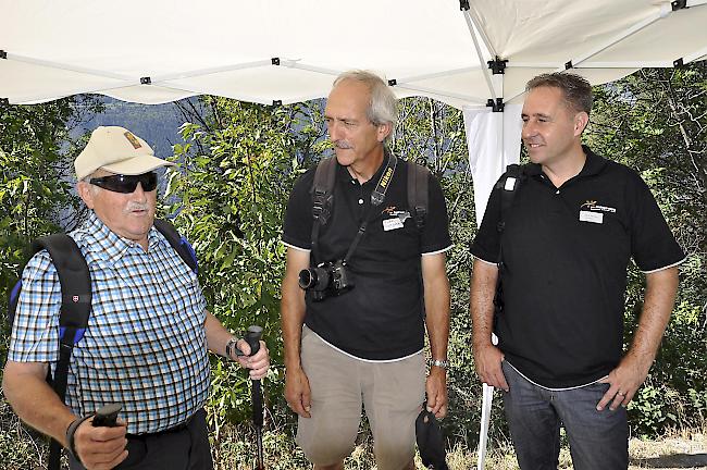 Ruedi Salzgeber (mitte) und OK-Präsident Egon Gsponer informieren einen Wanderer.