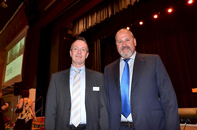Arnold Berchtold, Direktor der Berufsfachschule Oberwallis (links), und Claude Pottier, Chef der kantonalen Dienststelle für Berufsbildung an der Lehrabschlussfeier.