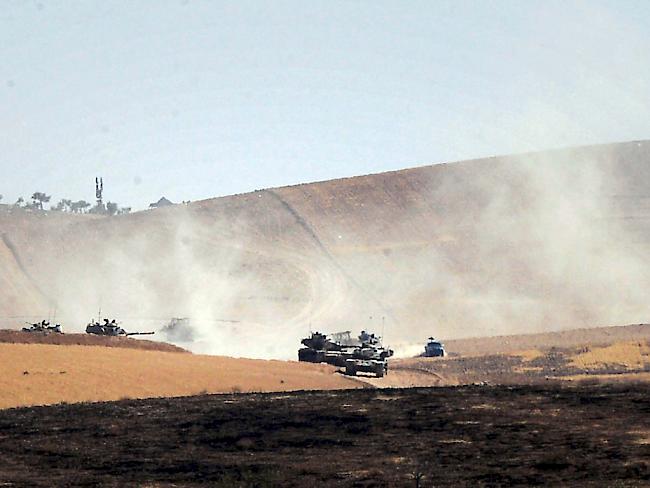 Türkische Panzer bei Dscharablus.