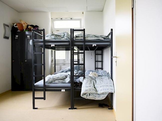 Ein Zimmer im Bundesasylzentrum Perreux NE. 70 Prozent der Konflikte zwischen Asylsuchenden können die Sicherheitsdienste mit verbaler Deeskalation bewältigen. (Symbolbild)