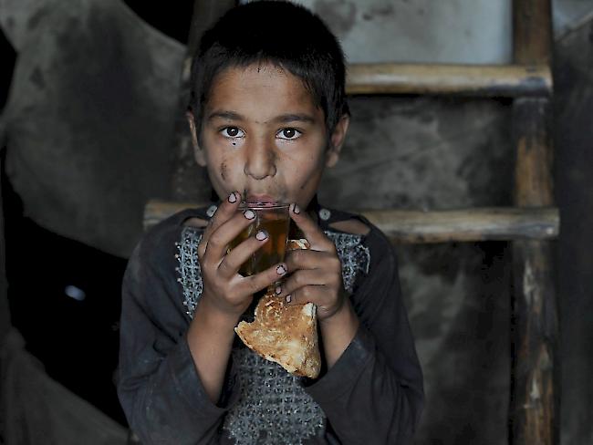 Ein Knabe in Dschalalabad erhält von Hilfsorganisationen Tee und Brot: Die UNO beklagt, dass rund eine Million Kinder in Afghanistan unterernährt sind. (Archiv)