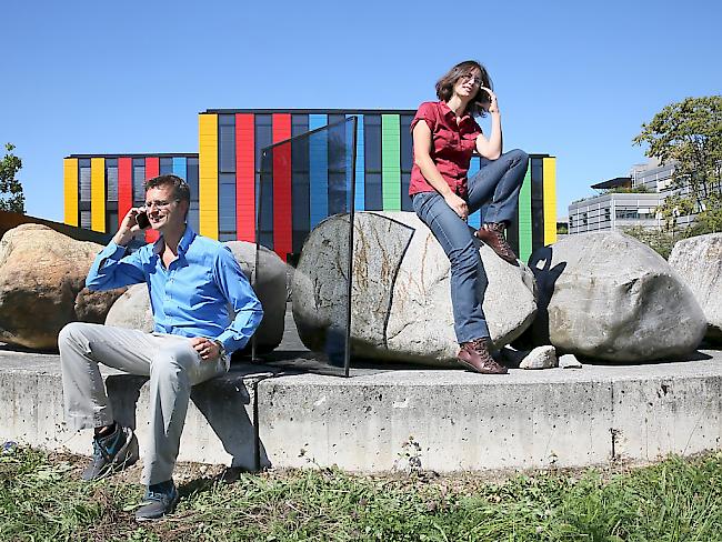 Die EPFL-Forschenden Andreas Schüler und Olivia Bouvard präsentieren ihr mobilfunkdurchlässiges Zugfenster.