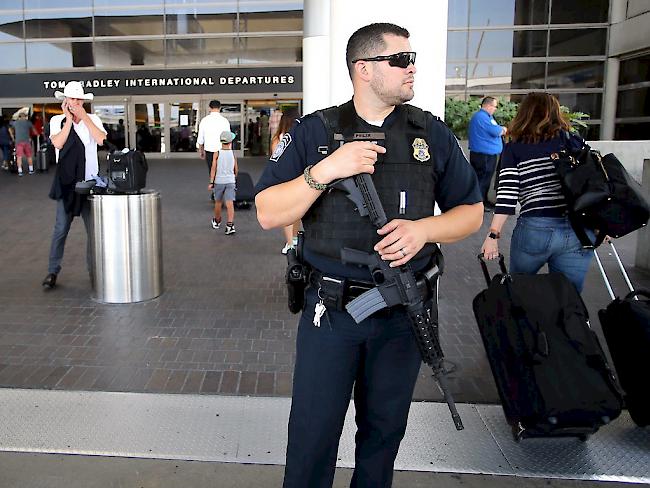 Der Flughafen in L.A wurde zeitweise geschlossen, weil unter anderem verängstigte Passagiere aufs Flugfeld gelaufen sind. Sie sind vor angeblichen Schüssen weggelaufen.