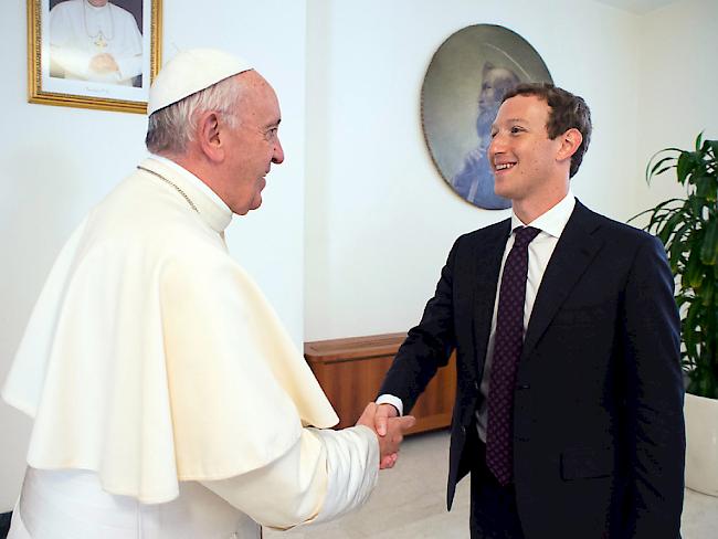 Papst Franziskus und Facebook-Gründer Marc Zuckerberg haben bei einem gemeinsamen Gespräch im Vatikan erörtert, wie man Menschen zu einer "Kultur der Begegnung" ermutigen könnte.
