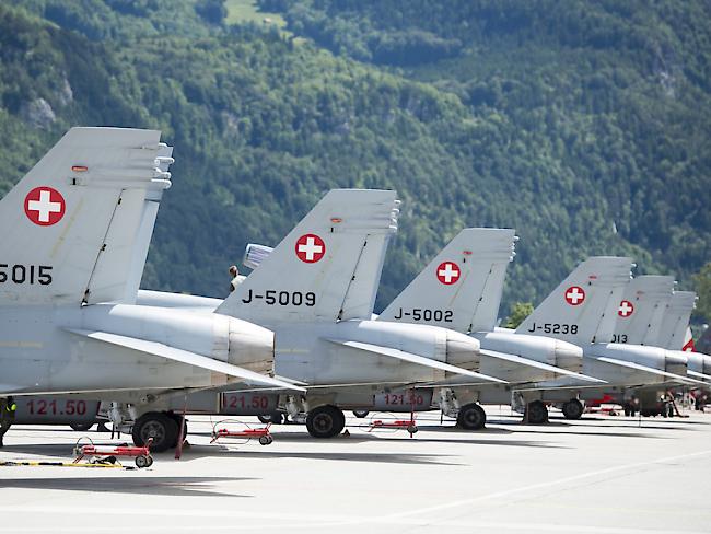Die Schweizer Luftwaffe vermisst einen einsitzigen F/A-18-Kampfjet. (Symbolbild)