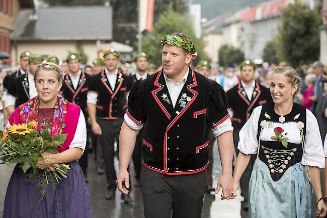 Schwingerkönig Matthias Glarner wird feierlich in seiner Heimatgemeinde Meiringen empfangen.