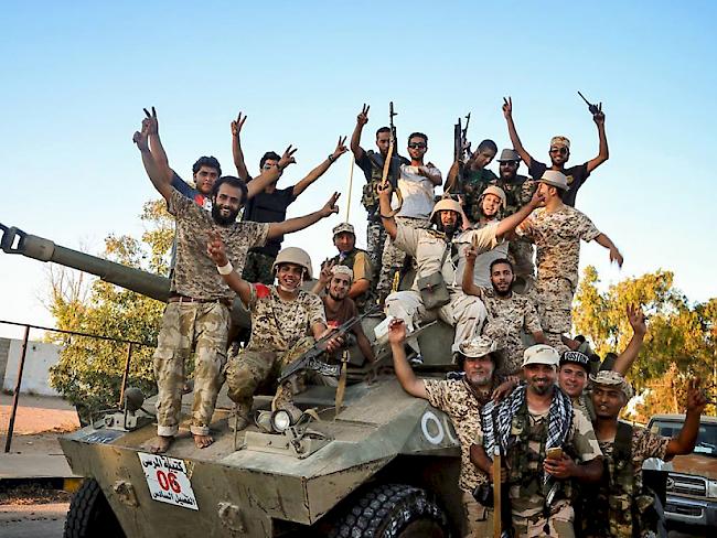 Libysche Kämpfer feiern die Rückeroberung von Teilen der Stadt Sirte von der Terrormiliz Islamischer Staat. (Archivbild)