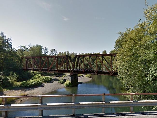 Von dieser Eisenbahnbrücke warf ein Mann einen Vierjährigen in den Fluss Wynoochee im US-Bundesstaat Washington. (Bild googlemaps)