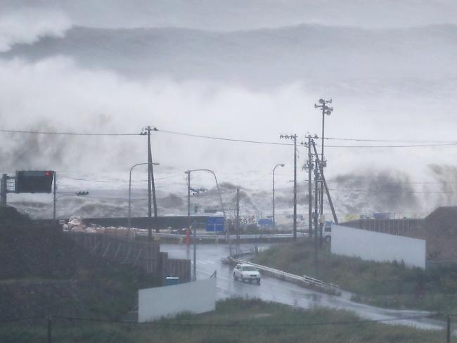 Der Taifun peitscht das Meer vor Ishinomaki auf: Die Menschen in der Provinz wurden aufgerufen, sich vor dem Unwetter in Sicherheit zu bringen.
