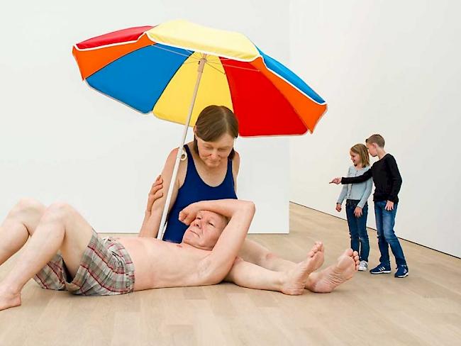 Eines der Dauerexponate im neuen Museum "Voorlinden" in der Nähe von Den Haag: "Couple under an Umbrella" von Ron Mueck. (Pressebild)