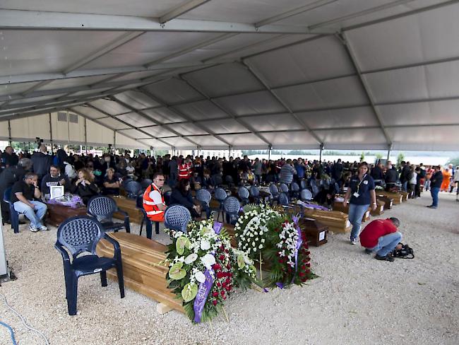 An einer Trauerfeier in einem Zelt in Amatrice nehmen Angehörige Abschied von den Opfern des verheerenden Erdbebens in Italien.