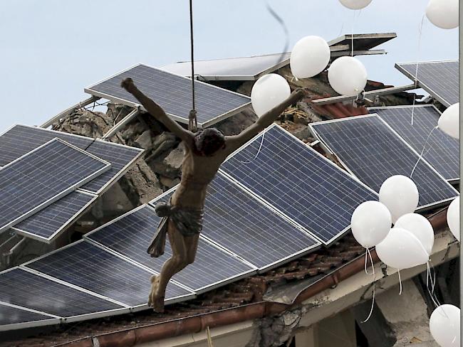 Weisse Luftballone zum Abschied: In der vom Erdbeben zerstörten italienischen Stadt Amatrice gedenken Angehörige der Opfer.
