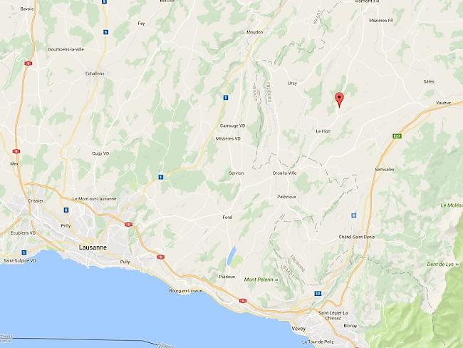 In der Ortschaft Bouloz rund 20 Kilometer nordöstlich von Lausanne feuerte ein Polizist Schüsse von seinem Balkon ab. (Bild googlemaps)
