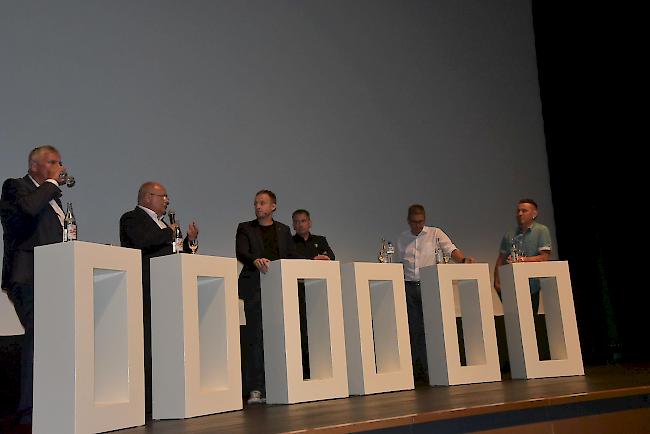 Durch das mit verschiedenen Gästen besetzte Podiumsgespräch führte Marco Decurtins (Dritter von links).