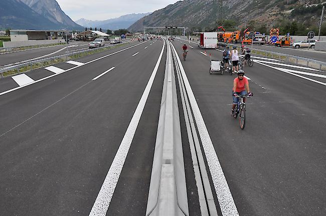 Die Teilstrecke zwischen Leuk und Gampel wird im November dem Verkehr übergeben und ist heute Sonntag für die interessierte Bevölkerung offen.