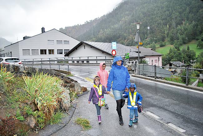 Alexandra Imhof begleitet Kinder über einen sichereren Umweg nach Hause.