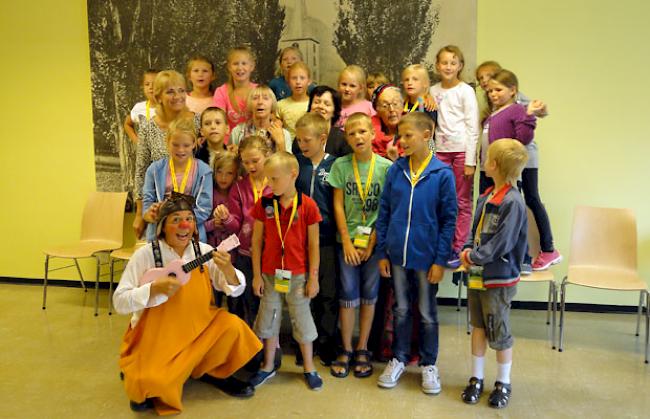 Clownin Susi berührte mit ihrer Clownvisite die Herzen der 21 Kinder aus Tschernobyl, welche für drei Wochen im Oberwallis zu Gast sind.
