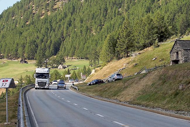 Tempo-Falle. Der Streckenabschnitt Chrummbachbrücke auf dem Simplon-Pass, einer der wenigen Stellen auf der Passstrasse, wo langsame Lastwagen und Wohnmobile überholt werden, können.