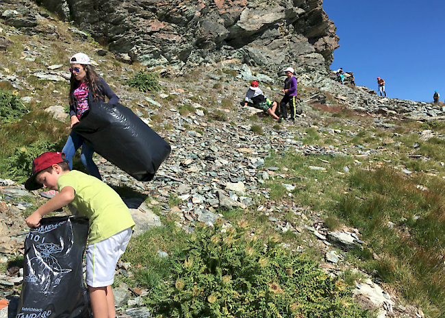 Eine ganze Schulklasse mit 20 Kindern sowie zwei weitere Gruppen mit freiwilligen Helfern räumten die Umgebung der Berghütten auf. So wurde bei der Gandegg-, Monte Rosa- sowie Schönbielhütte über 2,5 Tonnen Kehricht gesammelt und von der Air Zermatt gratis ins Tal geflogen.