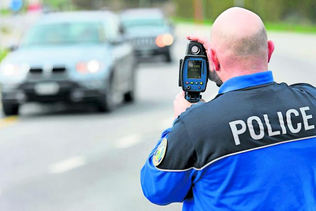Die Kantonspolizei zog am Freitag gleich mehrere Fahrzeuglenker wegen Geschwindigkeitsübertretungen aus dem Verkehr.