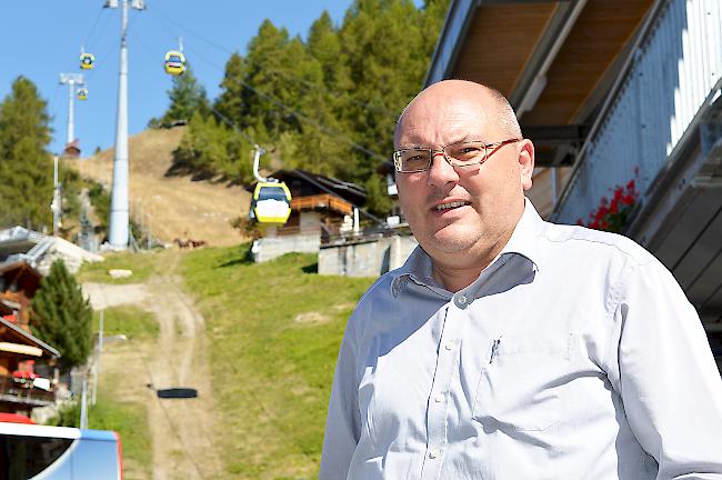 Grächens Gemeindepräsident Christof Biner vor der Hannigalpbahn.