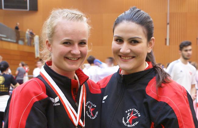 Glückliche Gesichter. Nathalie Schmidt und Chantal Steiner vom Karateclub Gampel-Saastal.