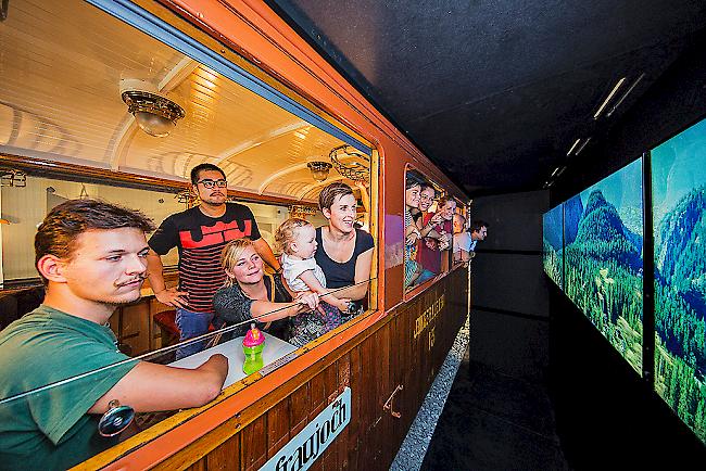 Im Original-Eisenbahnwagen der Jungfraubahn werden Fahrten virtuell nachgestellt.