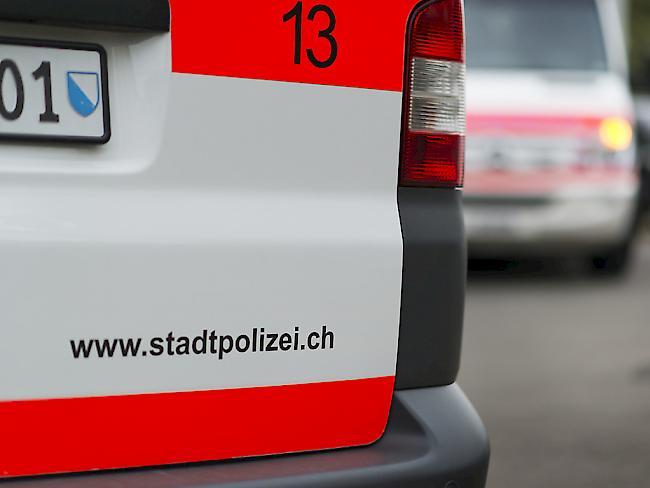 Die Stadtpolizei hat in Zürich in einer Wohnung eine tote Frau gefunden. Die Polizei geht von einem Tötungsdelikt aus. (Archivbild)