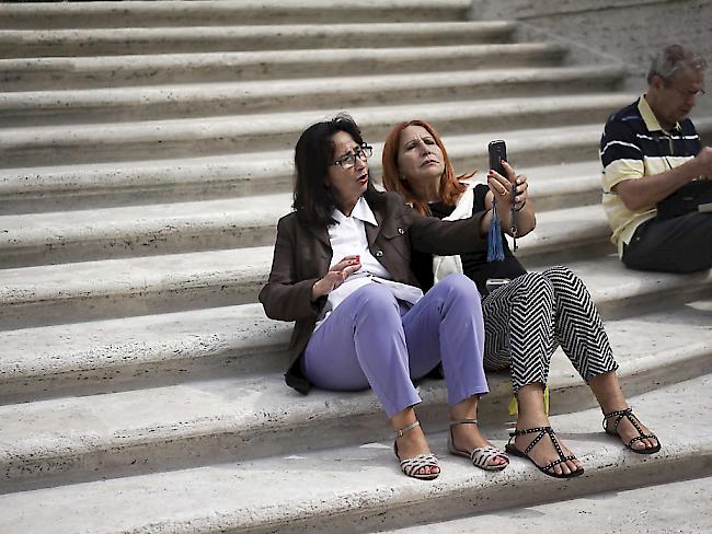 Selfie auf der Spanischen Treppe in Rom. Picknicks hingegen sollen verboten sein. (Archiv)