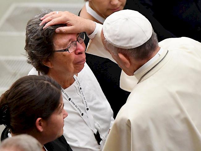 Papst Franziskus hat am Samstag Angehörige der Opfer des Terroranschlags von Nizza empfangen. Dabei rief er zu Liebe anstatt Hass auf.