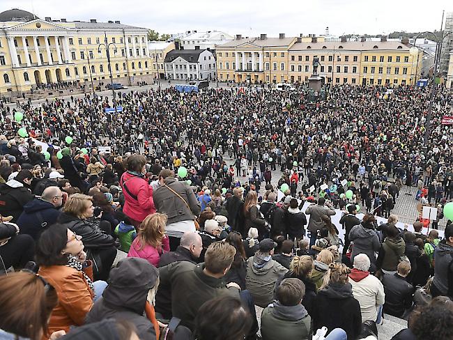 Auf dem Senatsplatz in Helsinki gedachte die Menge eines 28-Jährigen, der von Neo-Nazis misshandelt wurde und an den Folgen seiner Verletzungen gestorben war.