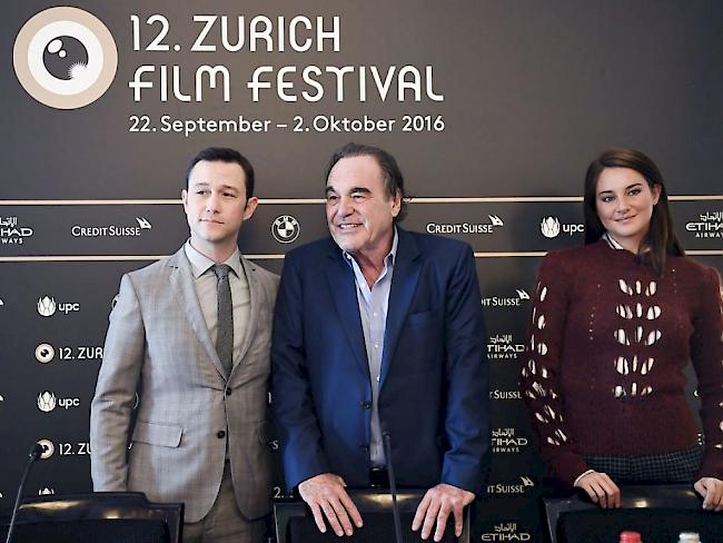 Regisseur Oliver Stone (Mitte) mit den Schauspielern Joseph Gordon-Levitt (l.) und Shailene Woodley (r.) während einer Medienkonferenz am Zurich Film Festival.