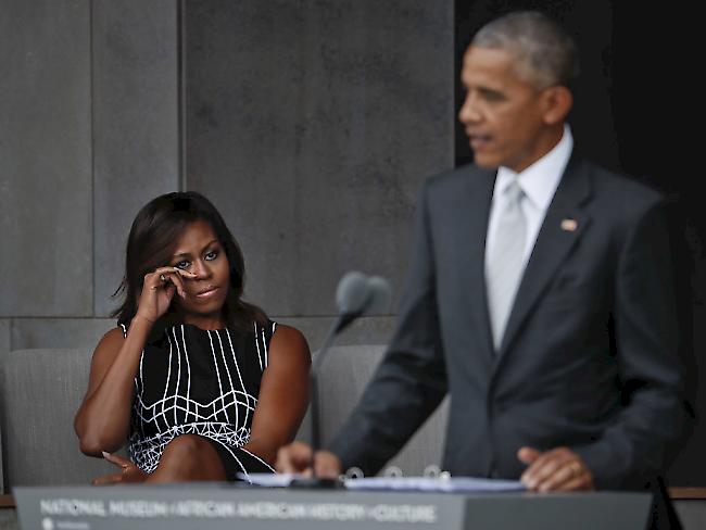 Von den Worten ihres Mannes gerührte First Lady Michelle Obama bei der Museumseröffnung