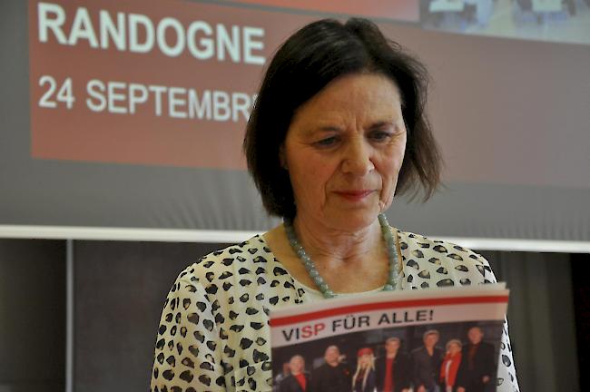 Noch vor der Abstimmung: Esther Waeber-Kalbermatten vertieft in SP-Propaganda aus dem Oberwallis.