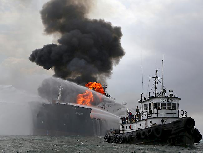 Der Öltanker "Burgos" ist im Golf von Mexiko aus noch ungeklärten Gründen in Brand geraten. Die 31-köpfige Besatzung ist nach Angaben der Betreiberfirma Pemex in Sicherheit.