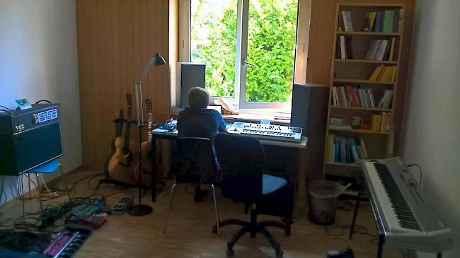 Hunkeler produzierte die Musik bei sich zu Hause. 