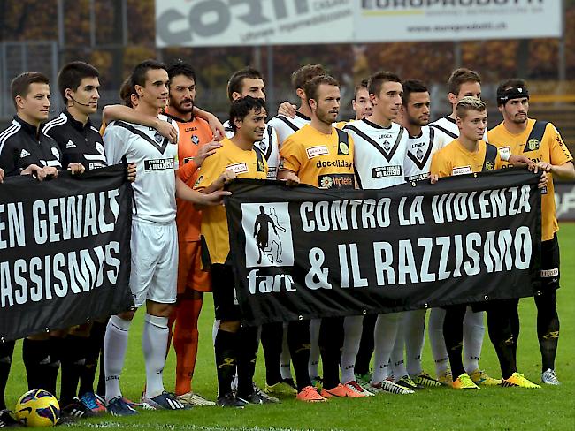 Anti-Rassismus-Aktionen gab und gibt es auch im Schweizer Spitzenfussball immer wieder. Auf dem Bild im Oktober 2013 vor der damaligen Challenge-League-Partie Lugano gegen Schaffhausen
