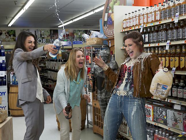 Mila Kunis, Kristen Bell und Kathryn Hahn (von links) spielen die übermütigen Mütter in der US-Komödie "Bad Moms" (Archiv)