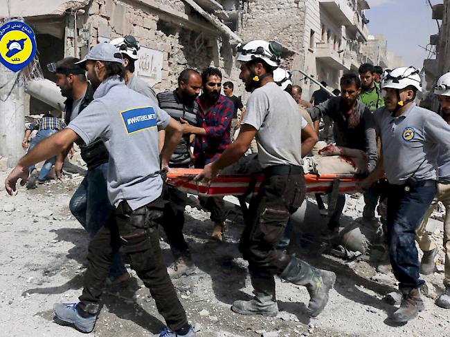 Retter der zivilen syrischen Hilfsorganisation der Weisshelme bringen einen Verletzten in Sicherheit (Bild vom 21. September).