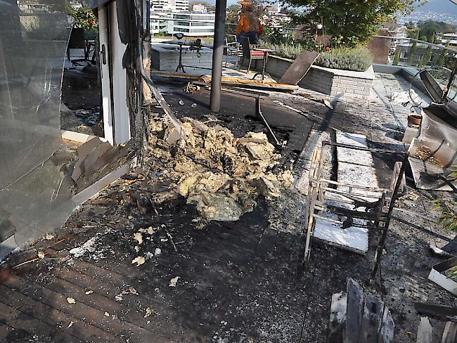 Ein Brand auf der Terrasse einer Attikawohnung hat am Montagnachmittag in Hünenberg ZG beträchtlichen Sachschaden angerichtet. (Bild: Zuger Polizei)