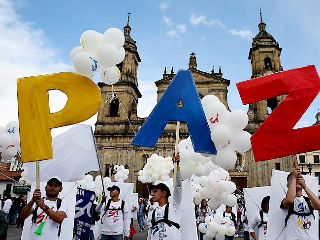 Menschen feiern die Unterzeichnung des Friedensvertrags zwischen der kolumbianischen Regierung und den Farc-Rebellen. Damit wurde der älteste bewaffnete Konflikt Lateinamerikas offiziell beigelegt.