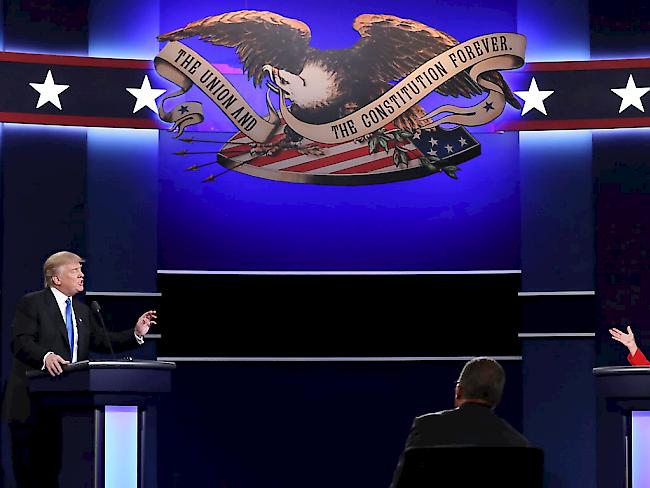 Donald Trump und Hillary Clinton bei ihrer ersten von bis zu drei politischen Debatten. Nach einer höflichen Begrüssung wurde die Debatte bald hitzig.