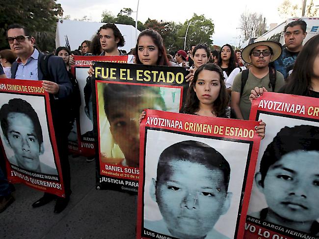 Freunde und Familienangehörige der 2014 verschwundenen  43 Studenten erinnerten in Mexiko-Stadt an das Schicksal der mutmasslich ermordeten jungen Menschen.