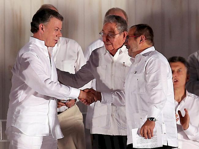 Kolumbiens Präsident Juan Manuel Santos und FARC-Kommandeur Rodrigo Londoño beim historischen Handschlag.